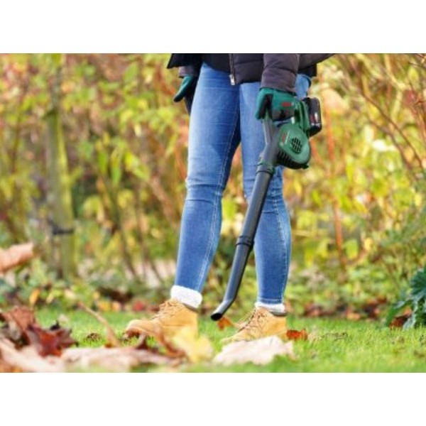 BOSCH bastenski alat UniversalLeafBlower Akumulatorski duvač lišća 18V-130, 1x2,5 Ah 06008A0600